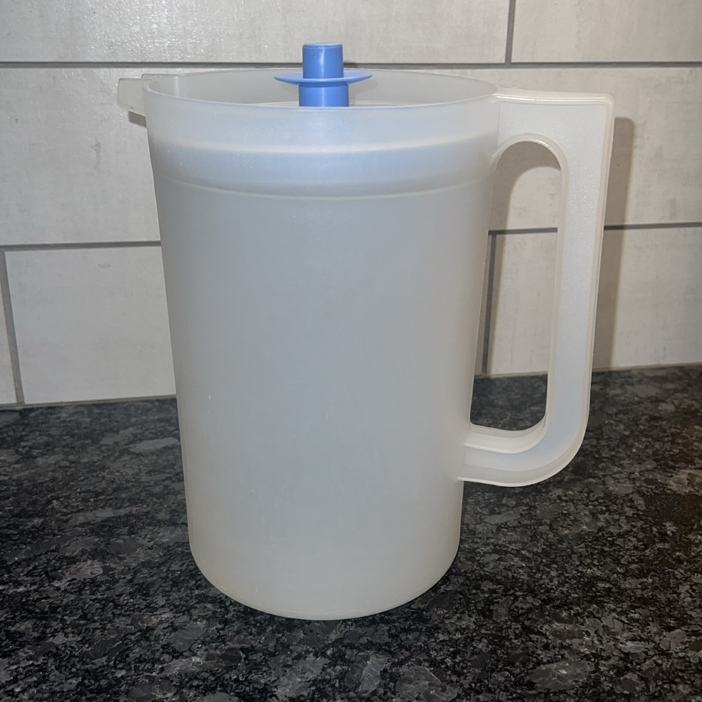 Vintage Tupperware drink container Like new blue lid Still has tight fitting lid